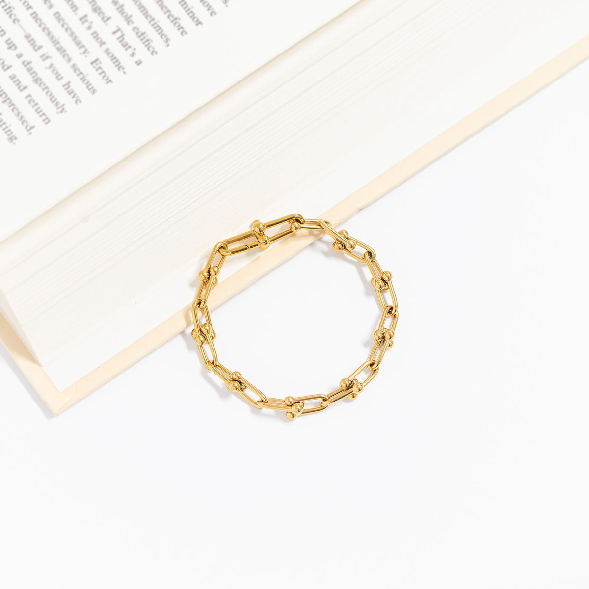Hardware Bracelet lifestyle - Gold